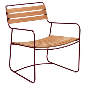 Fauteuil bas SURPRISING TECK Fermob cerise noir