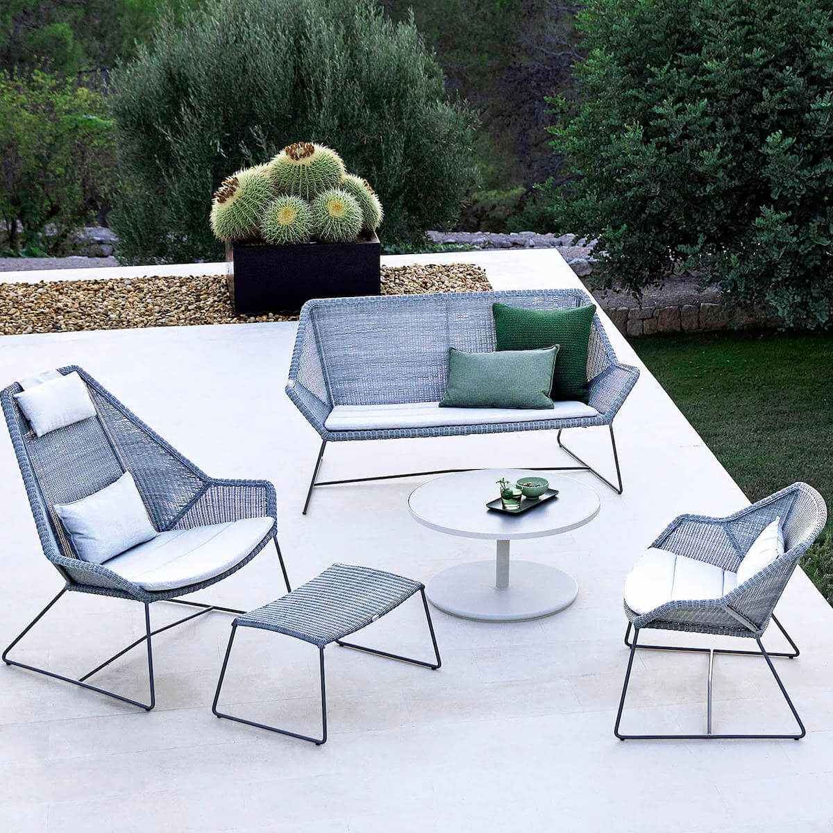 Fauteuil lounge BREEZE Cane-line gris-blanc avec coussin noir