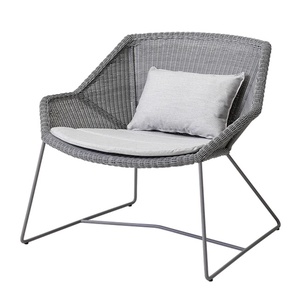 Fauteuil lounge BREEZE Cane-line gris clair avec coussin gris clair