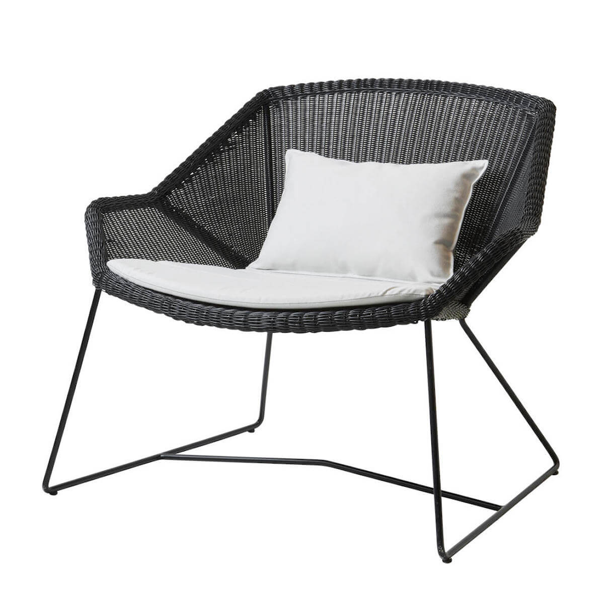 Fauteuil lounge BREEZE Cane-line noir avec coussin blanc