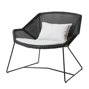 Fauteuil lounge BREEZE Cane-line noir avec coussin blanc