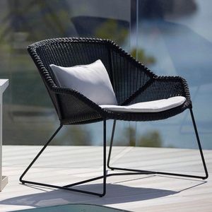 Fauteuil lounge BREEZE Cane-line noir avec coussin blanc